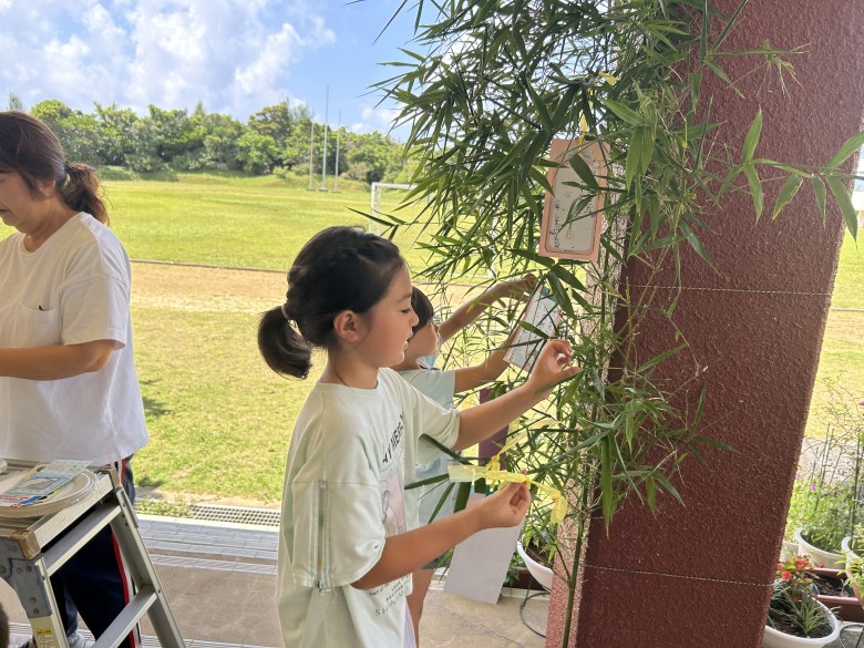 七夕飾りづくりの様子