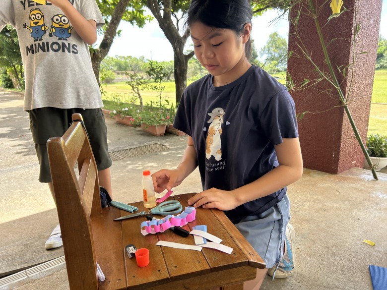 七夕飾りづくりの様子