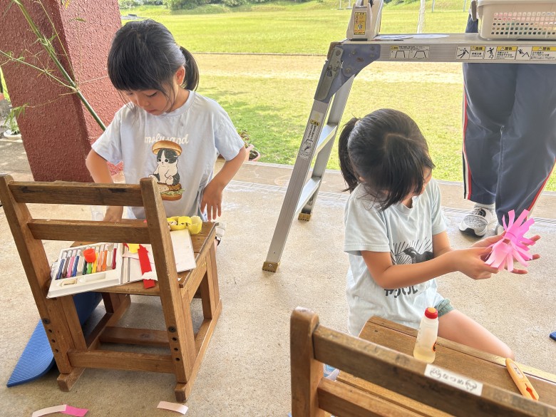 七夕飾りづくりの様子