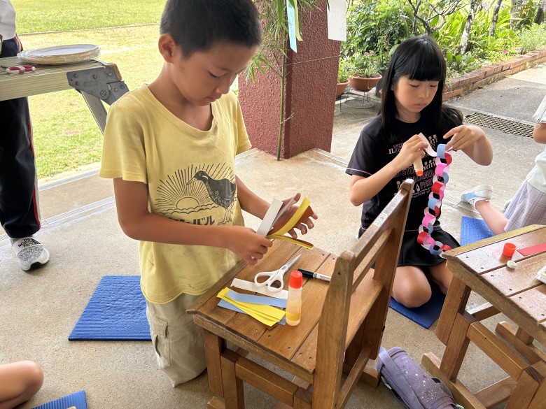 七夕飾りづくりの様子