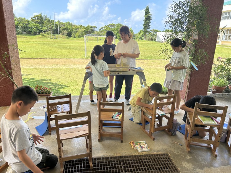 七夕飾りづくりの様子