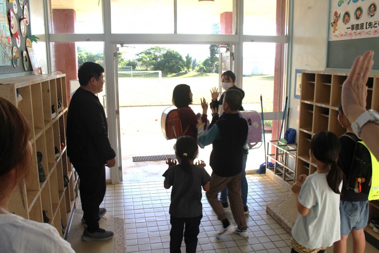 八幡訪問出発の様子