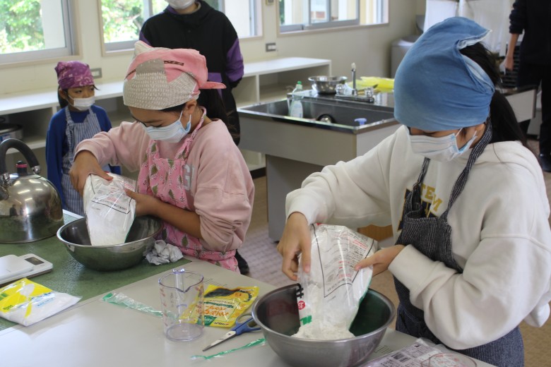 ムーチー作りの様子