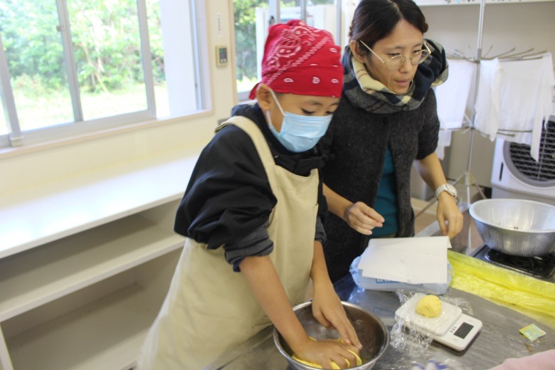 ムーチー作りの様子