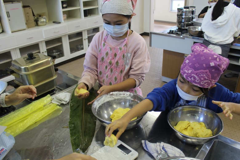 ムーチー作りの様子