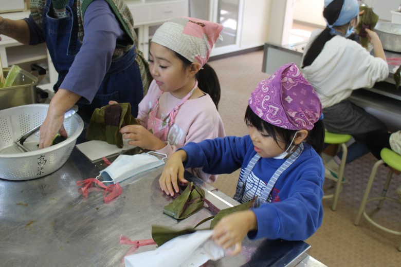 ムーチー作りの様子